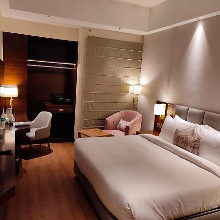 Hotel Peninsula Pancskula Kültér fotó