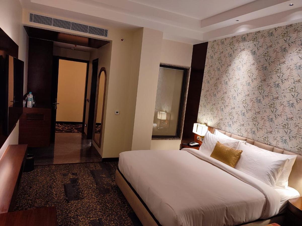 Hotel Peninsula Pancskula Kültér fotó