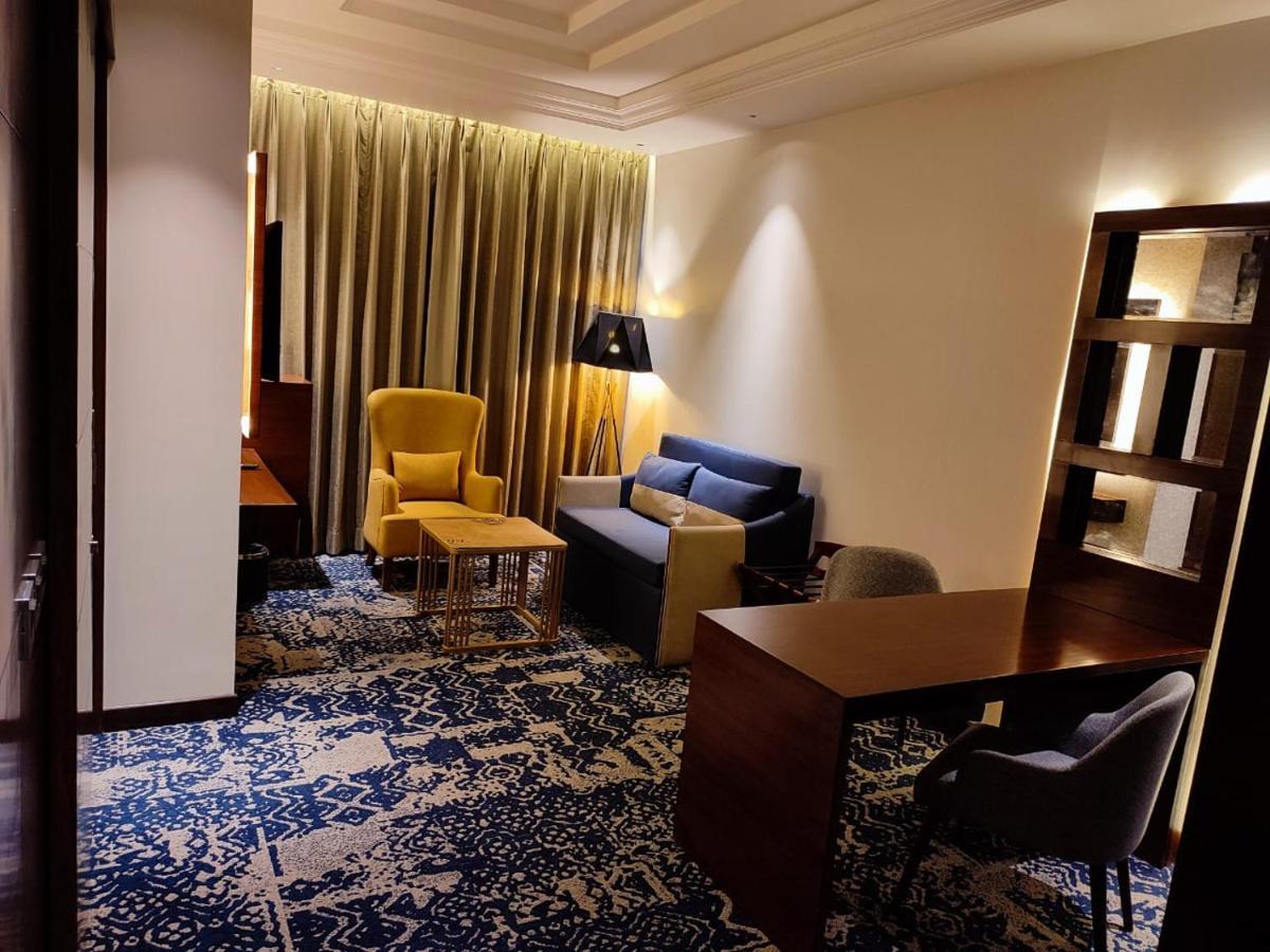Hotel Peninsula Pancskula Kültér fotó